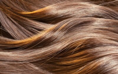 Jak dbać o włosy zniszczone ze skłonnością do przetłuszczania się?