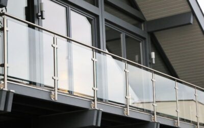 Nowoczesne bramy, ogrodzenia i balustrady – jak zmienia się otoczenie polskich domów?