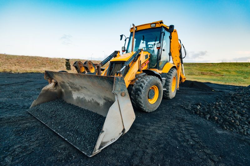 Przygotowanie terenu koparko-ładowarką w Chojnicach