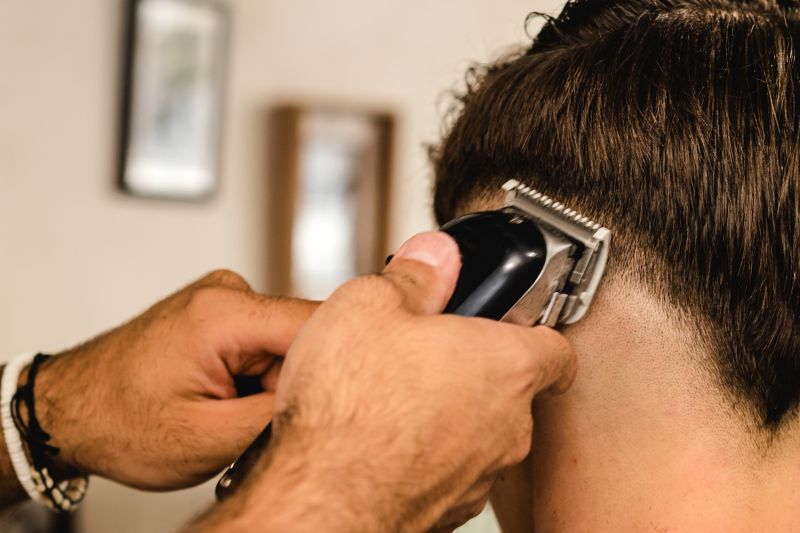 Polecany barber w Bochni podczas modelowania męskiej fryzury